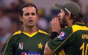 Shahid Afridi ball biting
